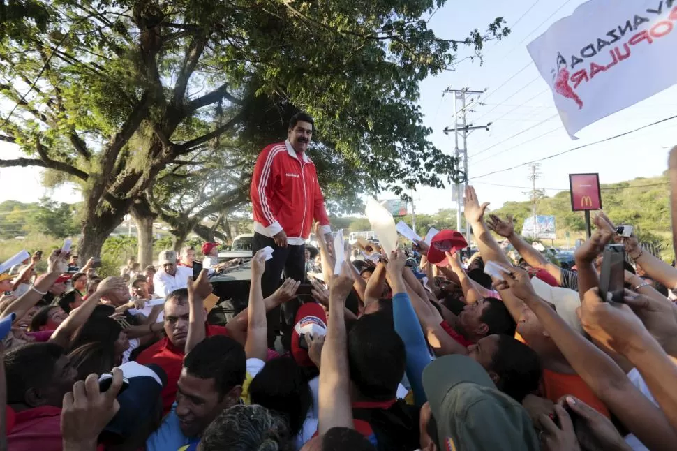 INCONDICIONALES. Maduro recibió la adhesión de la gente durante un acto proselitista en Valle del Tuy.  