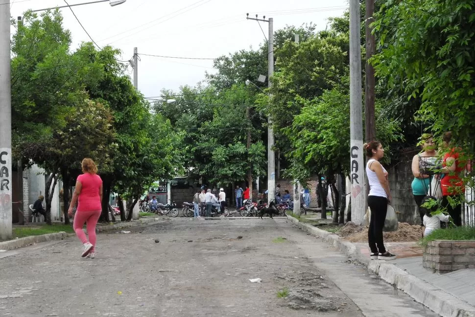 VELATORIO EN EL BARRIO. Vecinos, familiares y amigos de la víctima se acercaron ayer a la casa donde vivía Luna para darle el último adiós. la gaceta / foto de josé nuno