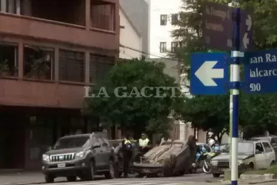 Choque y vuelco en Barrio Norte deja tres heridos