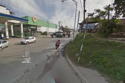 Un auto se estrelló contra un supermercado