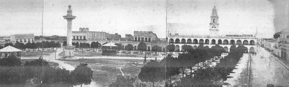 LA PLAZA INDEPENDENCIA HACIA 1870. El fotógrafo Ángel Paganelli armó esta “panorámica” pegando tres imágenes, para registrar el lado oeste del paseo.