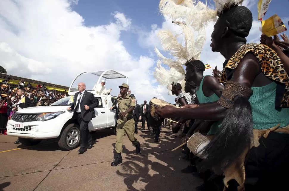 KAMPALA. El Papa se desplaza entre miles de ugandeses, muchos de ellos ataviados con ropas tradicionales. reuters