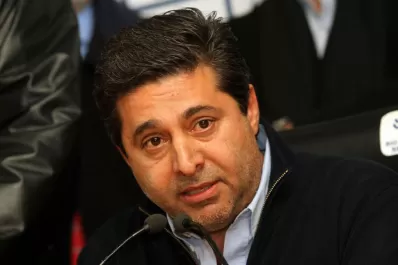 Carrió acusó a Angelici de estar “operando para manejar la justicia”