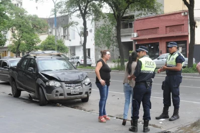 Un auto chocó contra dos camionetas estacionadas y volcó