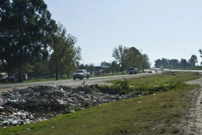Limpian los accesos a la ciudad y retiran más de 20 toneladas de basura