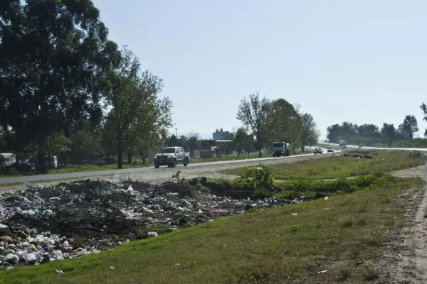 Limpian los accesos a la ciudad y retiran más de 20 toneladas de basura