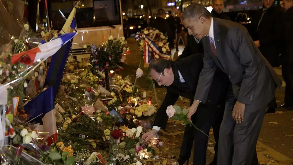 HOMENAJE. Hollande y Obama depositaron flores en el teatro Le Bataclan, escenario de uno de los atentados del pasado 13 de noviembre. REUTERS