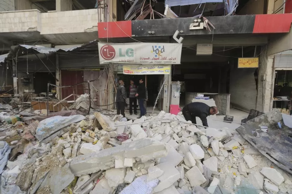 EN RUINAS. La localidad de Ariha (Siria) es una de las más castigadas por los bombardeos permanentes. reuters