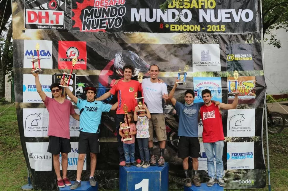 RECUERDO. Las hijas de Ruiz Campo (de rojo) sostuvieron los trofeos en el podio. Foto de Mario Alfredo Bravo 