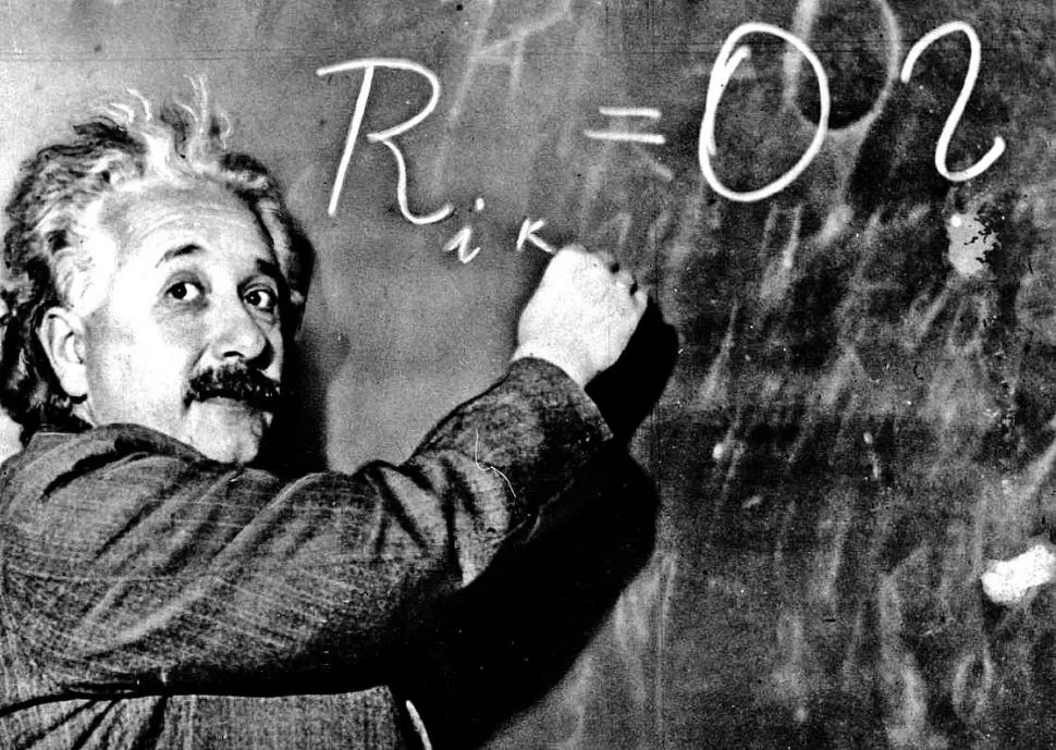 EN PROCESO. Einstein desarrolla aspectos de la teoría que postula que la gravedad es un campo creado por una masa en el continuo espacio-tiempo. 
