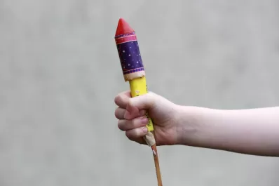 Tiene seis años, le vendieron cohetes y perdió cuatro dedos