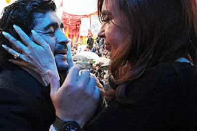 Cristina recibió un regalo de Maradona con un mensaje especial