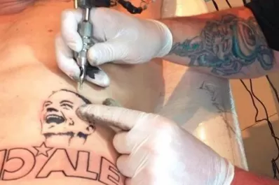 Por si le faltaban fanáticos, D'Alessandro se tatuó su propia cara