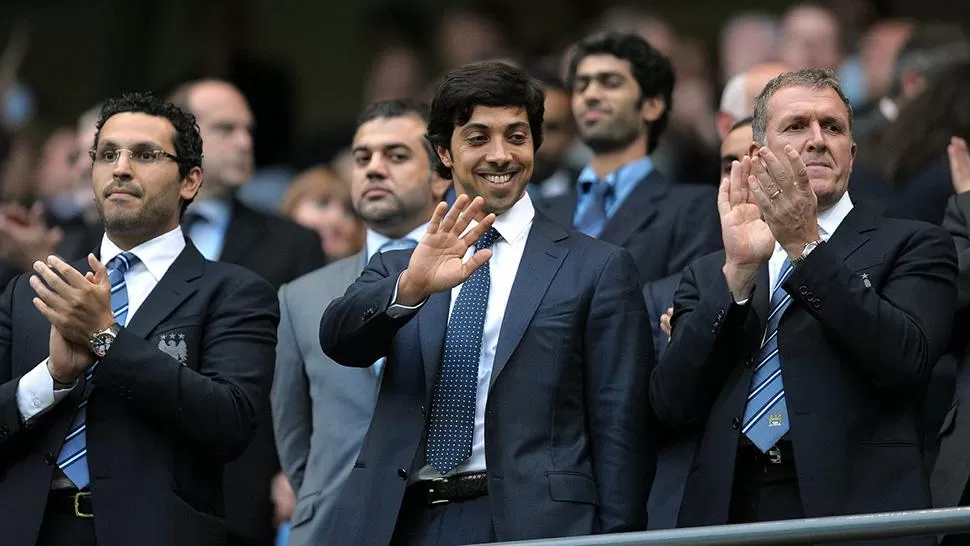 EXPANSIÓN HACIA CHINA. Mansour bin Zayed bin Sultan Al Nahyanes-centro-  el propietario del paquete mayoritario de Manchester City.
FOTO TOMADA DE WWW.SHEIKHMANSOUR.CO.UK