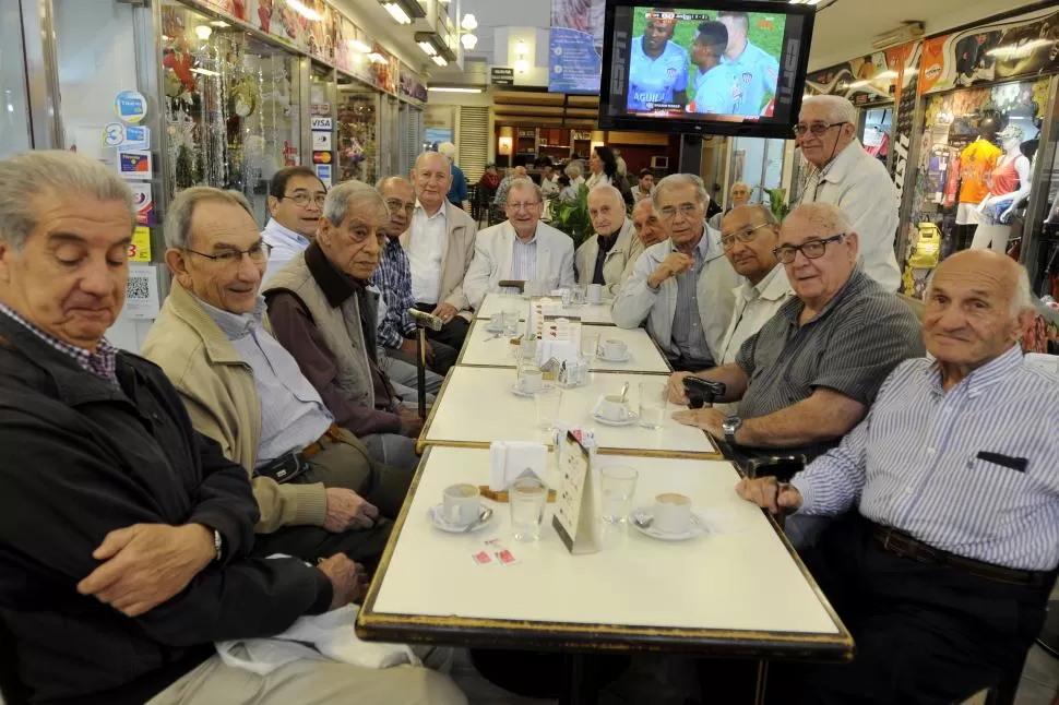 NOSTALGIA. Café de por medio, viejas glorias de nuestro fútbol se reúnen semanalmente para recordar momentos gratos. LA GACETA / FOTO DE ANALÍA JARAMILLO