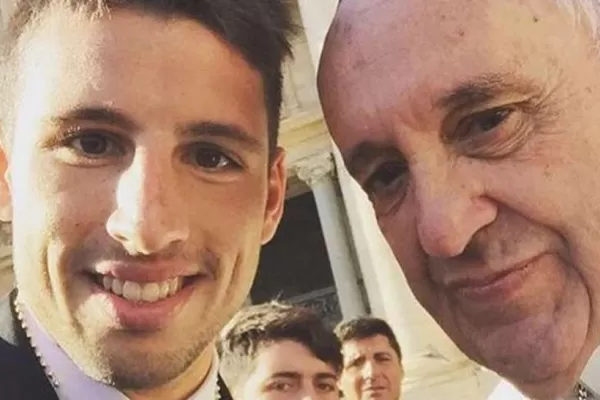Cada vez más lejos de Boca, Calleri posó con el Papa