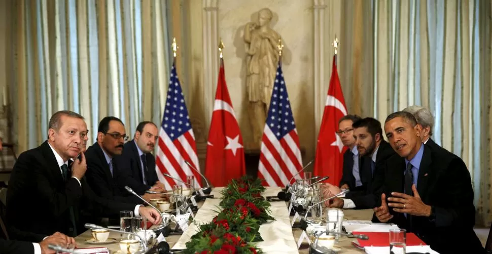 JUNTOS EN PARÍS. Erdogan y Obama se reunieron con sus asesores, para analizar las posibles salidas al conflicto político-militar sirio. reuters