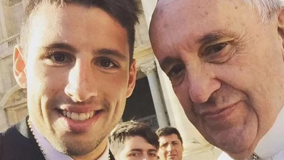 Cada vez más lejos de Boca, Calleri posó con el Papa