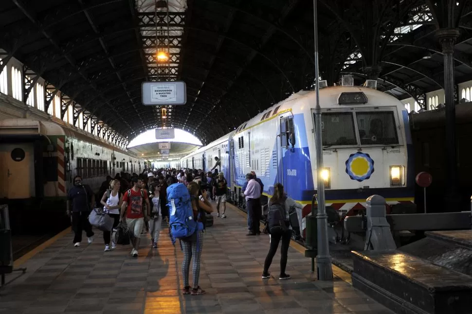 RECIBIMIENTO. Cuando se bajaron los pasajeros se armó la disusión: esperemos que Macri mantenga los trenes, reumbó en la estación Mitre. LA GACETA / FOTOS DE ANALÍA JARAMILLO.