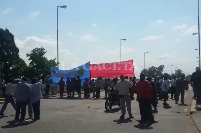 Estatales cortaron el tránsito por el puente Lucas Córdoba