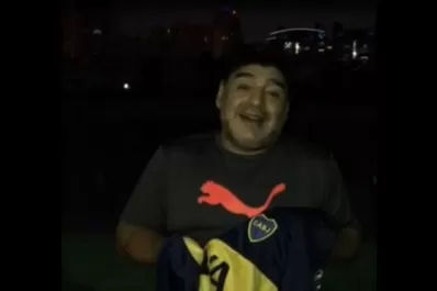 Maradona alentó a Angelici, le agradeció a Tevez y le pegó a River