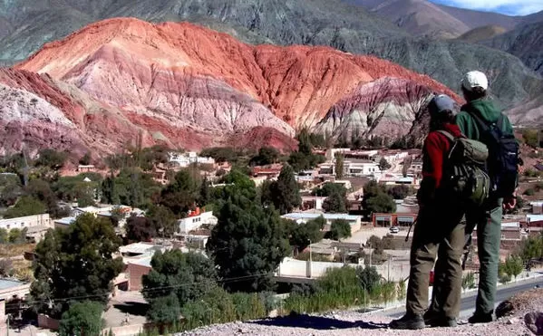 -MARAVILLA NATURAL. El deslumbrante cerro de los siete colores le da un marco majestuoso a Purmamarca. quebradadehumahuaca.info 