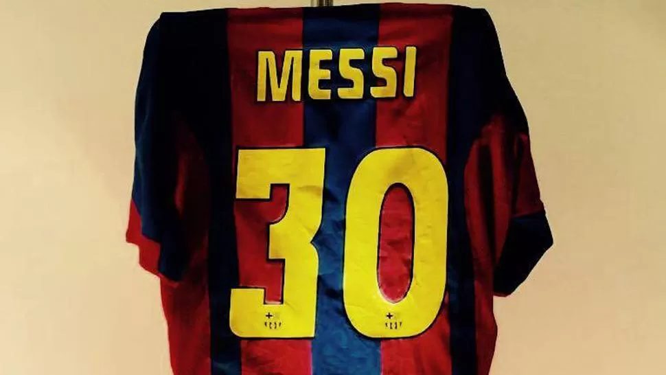 Messi llegó a los 30 millones de seguidores y lo celebró con una camiseta histórica
