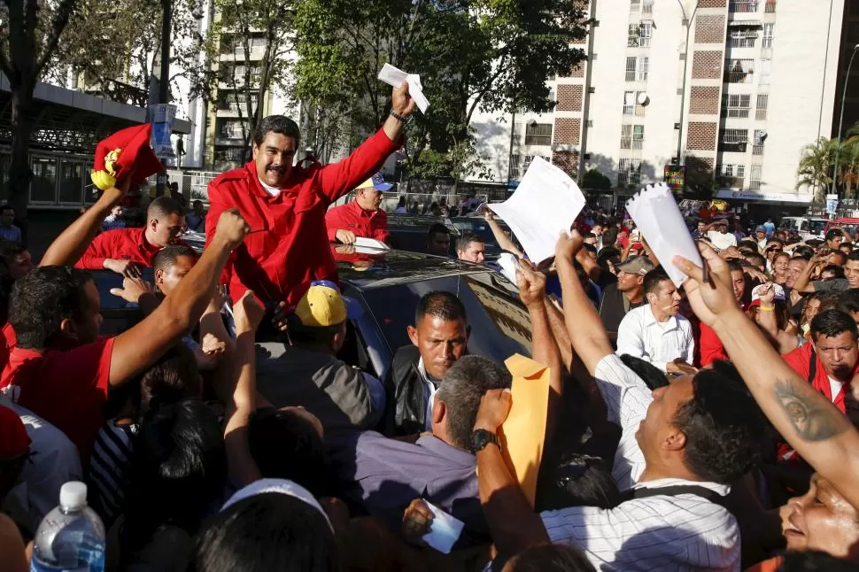GIRA PERMANENTE. Maduro conduce personalmente la campaña del oficialismo con vistas a la elección del domingo. Reuters.