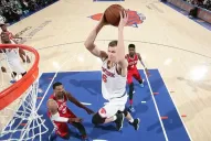 Kristaps Porzingis fue elegido el novato del mes en la NBA