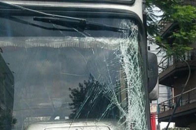 Un ómnibus chocó contra un poste de luz