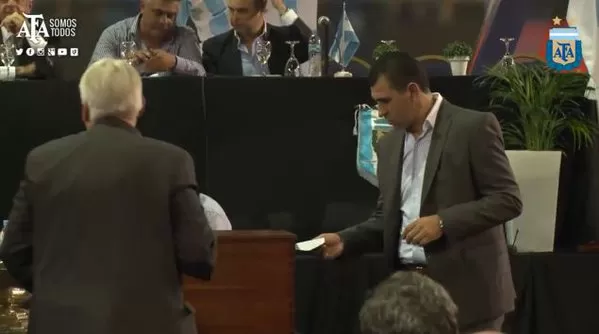 A VOTAR. Mario Leito pone su boleta dentro de la urna en el predio de AFA. captura de tv
