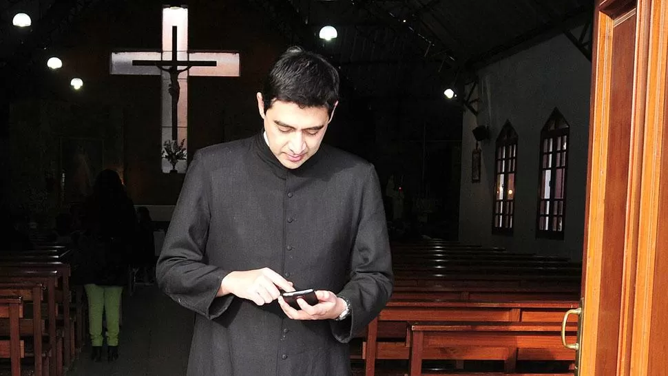 CURA 3.0. El padre Luis con el celular, su arma de evangelización. LA GACETA / FOTO DE ANALIA JARAMILLO