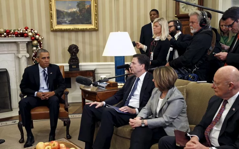 DUDAS. Obama recibió ayer a la prensa en el Salón Oval, después de reunirse con el Consejo de Seguridad. reuters