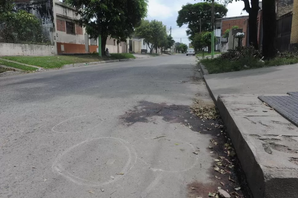 LA MAÑANA SIGUIENTE. La calle donde cayó herido Franco Suárez estaba manchada con sangre, también permanecían las huellas del trabajo policial. la gaceta / foto de antonio ferroni