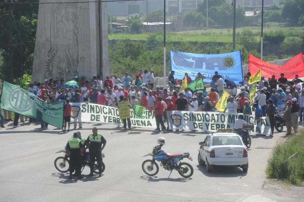 HACIA BANDA DEL RÍO SALÍ. Dirigentes de los sindicatos municipales del Interior y de la ATE bloquearon toda la mañana el puente Lucas Córdoba. la gaceta / foto de Antonio Ferroni