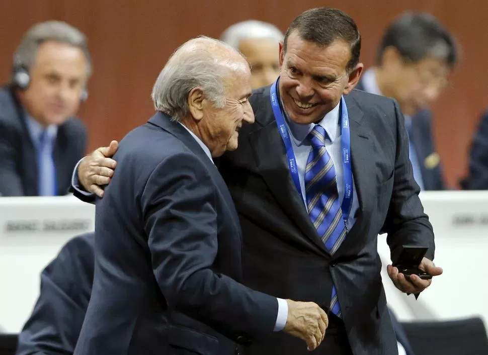 COMPLICADOS. Napout, arrestado ayer, abraza a Blatter, otro acusado. reuters