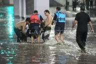 Buscaron cobijo bajo el puente y se los tragó la inundación