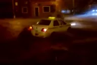 Video: Un taxi es llevado por el agua, durante la tormenta de ayer