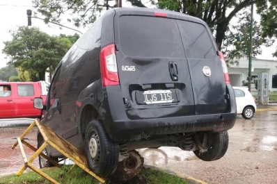 Se subió a la platabanda y chocó contra una cámara de monitoreo