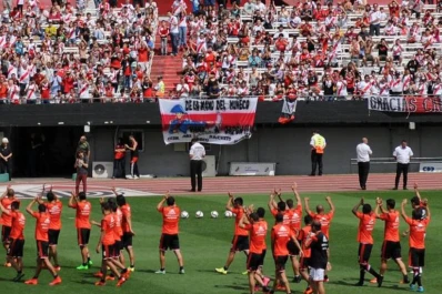 Los hinchas de River despidieron al equipo antes de viajar a Japón