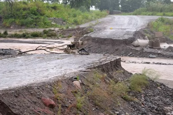 Lules: el río creció y destruyó el badén por el que pasaban los autos