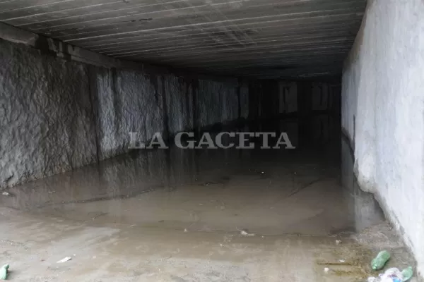 El agua, presente en los túneles de calle Córdoba y Mendoza