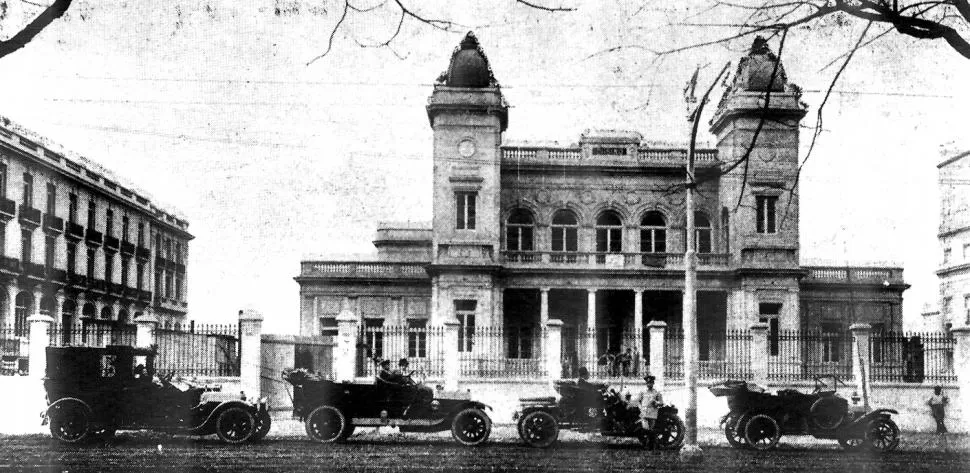 EL CASINO. La imagen fue tomada a poco de abrir sus puertas, en 1912, la casa de juego construida por el empresario Faustino de Rosa junto al hotel Savoy y al teatro Odeón. Actualmente pertenece a la Legislatura.  LA GACETA.