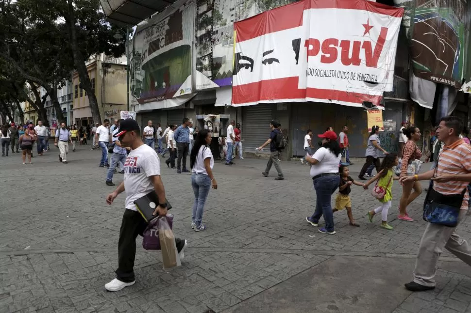 OTRO CAMINO. Los venezolanos podrían iniciar mañana una nueva etapa en la vida democrática de su país. reuters