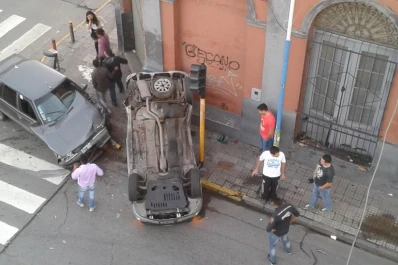 Un auto quedó volcado tras un choque espectacular
