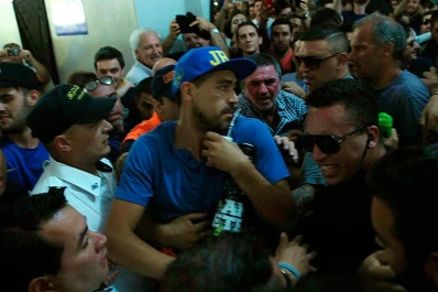 Riquelme fue a votar entre cánticos en contra de Angelici