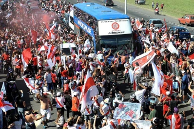Miles de hinchas despidieron al plantel de River