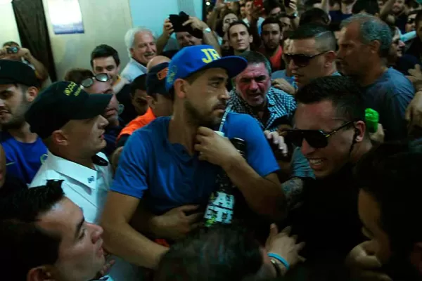 Riquelme fue a votar entre cánticos en contra de Angelici