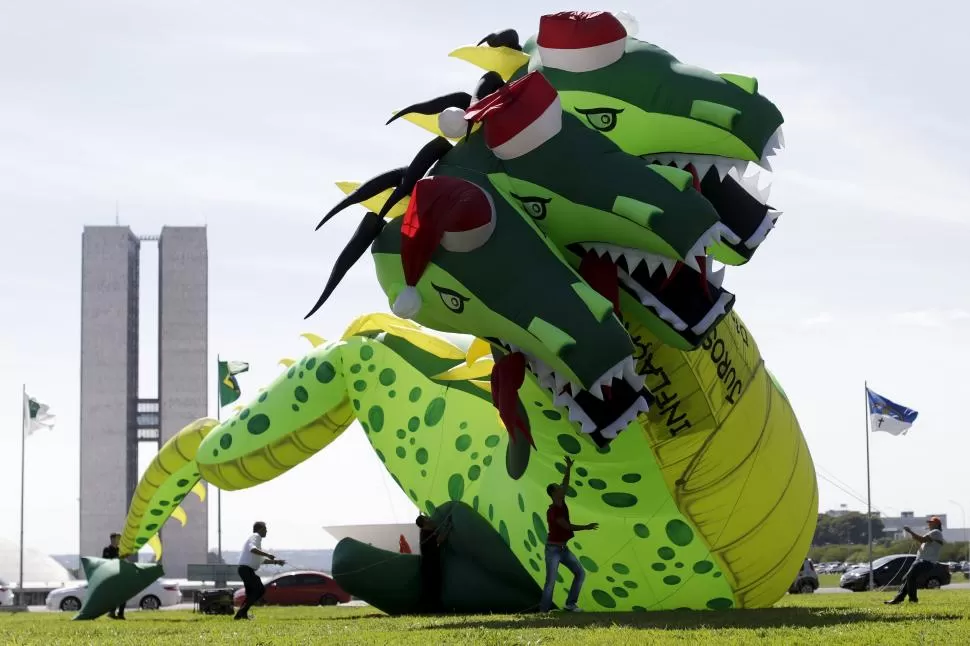 BRASILIA. Un dragón inflable de tres cabeza que simbolizan la inflación, el desempleo y las altas tasas de interés fue instalado en señal de protesta. reuters