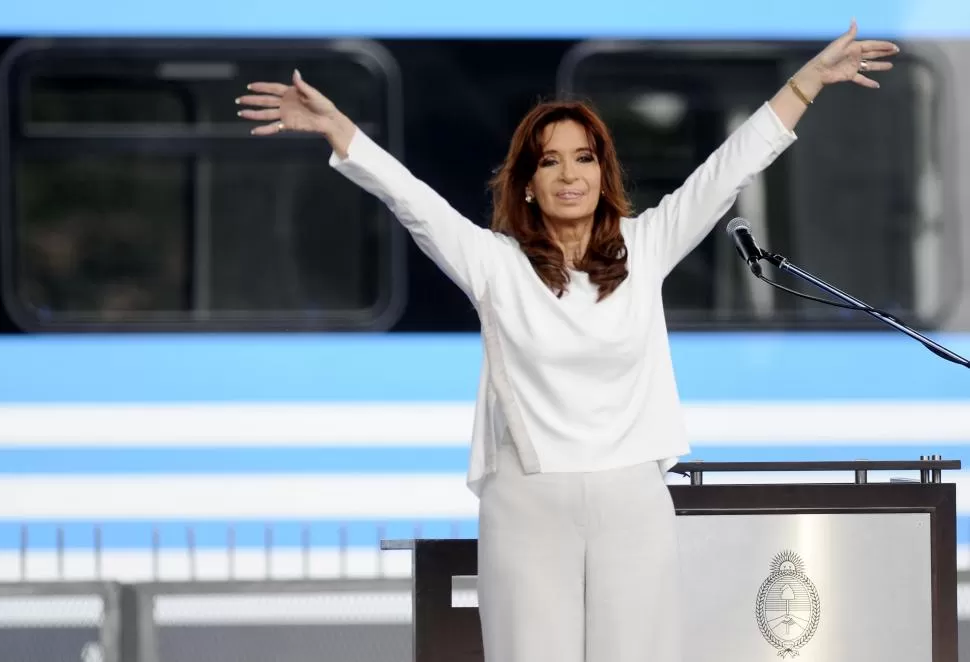 DESPEDIDA. La presidenta Cristina Fernández encabezó ayer un acto en Buenos Aires y se refirió a los 12 años de kirchnerismo: “no fueron años fáciles”. dyn